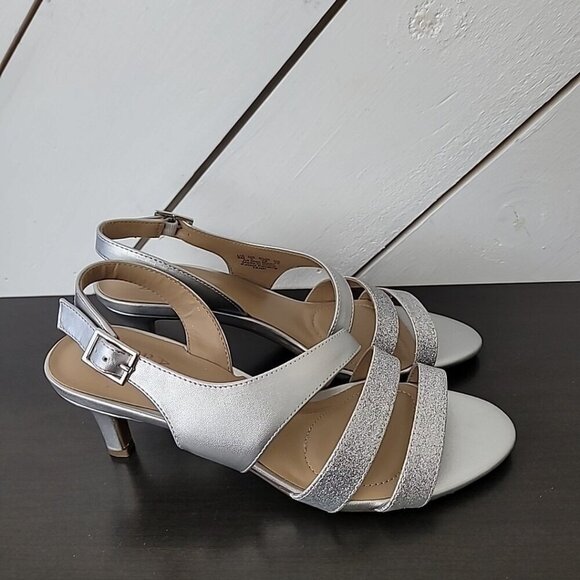 NEW Naturalizer Sandals Womens 8 Taimi Strappy Mid Heel Slingback Silver - Picture 1 of 8